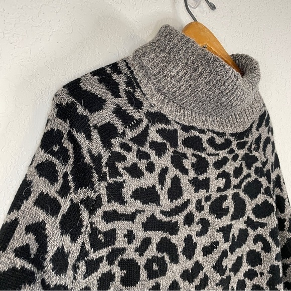 DIVINE heart women’s sweater cowl neck boxy super soft gray leopard size large - Picture 8 of 14